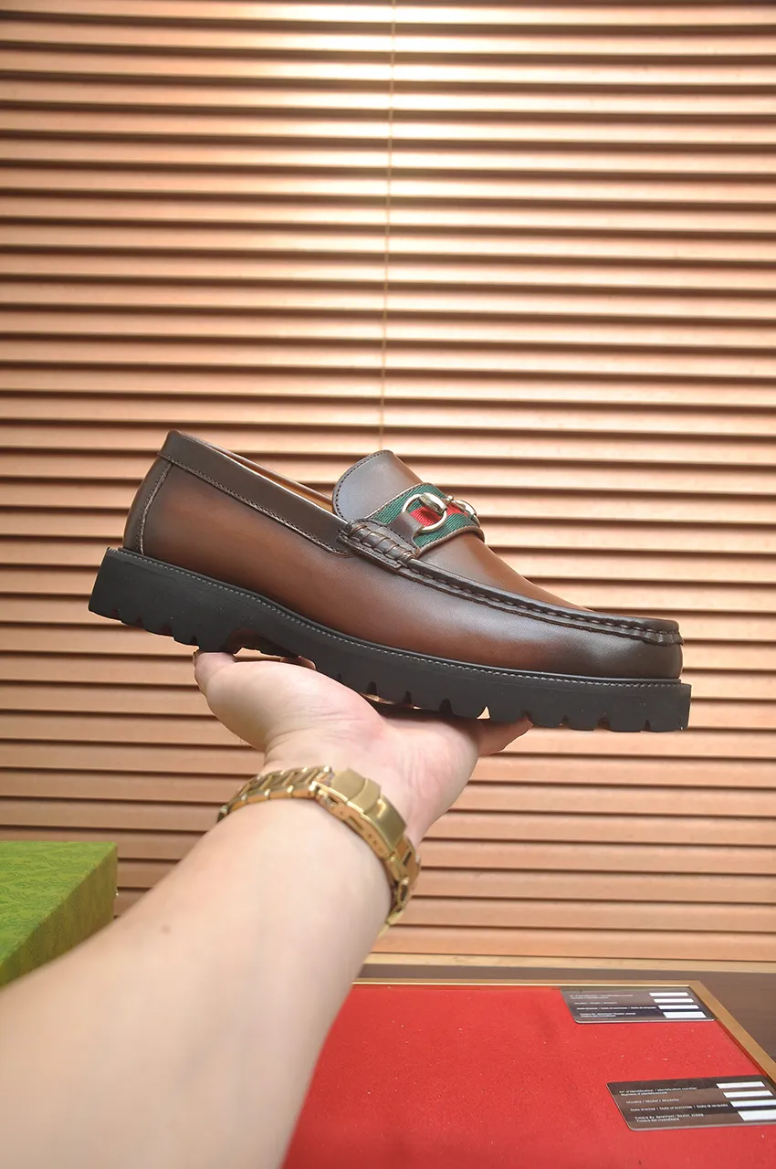 Men's shoes💰560💶Italy's top luxury men's shoe giant (GUCCI) (Gucci) (full cowhide lining) new arrival🍃Original European style🔰 Pleasant to the eye😍In order to make the shoes more durable and non-deformable🌀The production continues to follow traditional methods but there is still no lack of innovation💪Choose original sheepskin for the leather♻️ Smooth and natural And extra bright ⭐Made of imported cowhide, the first choice of rich people 38-45 (45 customized)
